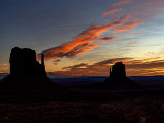 Naklejka premium Classic western Landscape of Monument Valley at sunrise