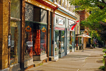 Boutiques, antique shops and independent stores populate the charming downtown Cold Spring, New York. - obrazy, fototapety, plakaty