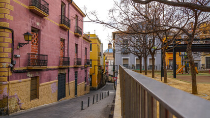Calles del Barrio de Santa Cruz o Casco Antiguo, Santa Creu (o El Barrio) es la zona del casco antiguo de la ciudad sita en la ladera de una colina. La zona es famosa por su animada vida nocturna, sus