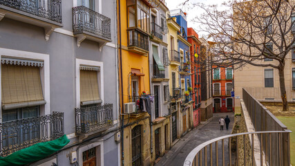 Calles del Barrio de Santa Cruz o Casco Antiguo, Santa Creu (o El Barrio) es la zona del casco antiguo de la ciudad sita en la ladera de una colina. La zona es famosa por su animada vida nocturna, sus