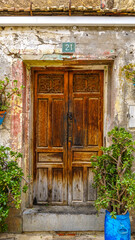 Fototapeta na wymiar Detalles de una antigua puerta de un casa en el Casco Antiguo de Alicante