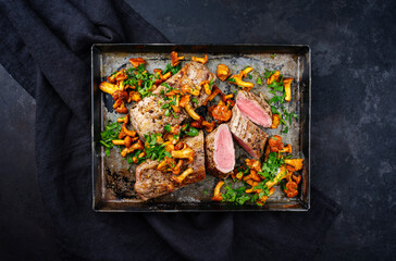Gebratenes dry aged Schweinefilet Chateaubriand Medaillon Steak natur mit Pfifferlingen und...