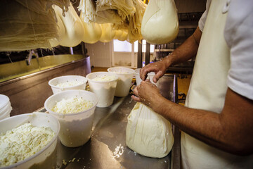fabricacion artesanal de queso Binigarba - denominacion de origen Mahon artesano-  finca Binigarba,...
