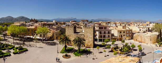 puerta de Xara,- puerta del Moll-,  plaza Carles V, muralla medieval, siglo XIV, Alcudia,Mallorca,...