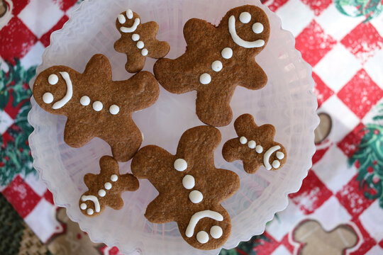 Gingerbread men cookies on a round plate