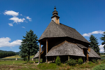 Fototapeta na wymiar cementerio y capilla de San Sebastian,construida integramente con madera, Maniowy , voivodato de la Pequeña Polonia, Cárpatos, Polonia, europe