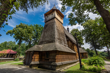 Fototapeta premium iglesia del arcángel San Miguel, siglo XV-XVI construida integramente con madera, Binarowa, voivodato de la Pequeña Polonia, Cárpatos, Polonia, europe