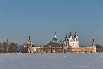 Fototapeta premium Temples of the sity of Rostov the Great on the shore of the lake in winter