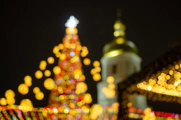 Selbstklebende Fototapete Kiew christmas lights in the temple blurred view