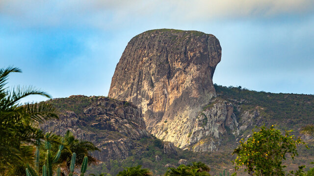 Forma&ccedil;&otilde;es rochosas (inselbergs) de Itatim - Bahia - Brasil.