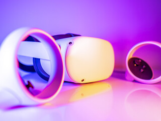 Virtual reality headset - Device for playing virtual reality games and video game controller - Neon light atmosphere