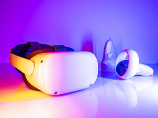 Virtual reality headset - Device for playing virtual reality games and video game controller - Neon...