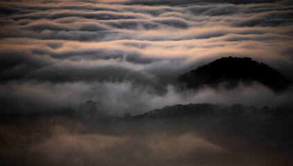 Mar de nubes en la puesta de Sol.