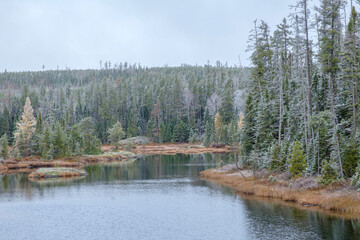 Obraz premium Roadside Lake in Lake Superior Provincial Park, Northwestern Ontario, Canada - Early snowfall