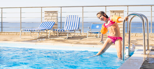 Naklejka premium little girl having fun in the pool