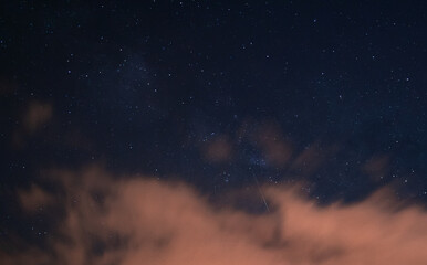 Fototapeta na wymiar Estrella fugaz pasando por delante de la Vía Láctea 