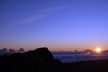 Lever du soleil sur le Piton de la Fournaise sur l'île de la Réunion