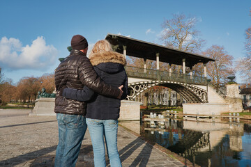 couple  amoureux en  train de regarder un pont