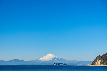 神奈川県逗子海岸からの富士山と江ノ島