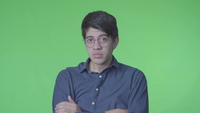 Hombre dudoso preguntando con su expreci&oacute;n corporal