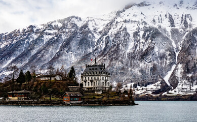 Fototapeta premium Castillo Iselwald con montaña nevada en el lago.