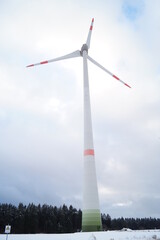 Strahlend Windpark im Winter
