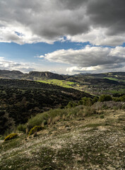 Fototapeta na wymiar Peñon mures ,prado verde con nubes .