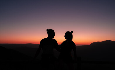Fototapeta na wymiar Silueta de pareja en la puesta del Sol.