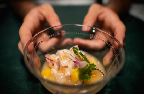 Cebiche de corvina con melocot&oacute;n y mango