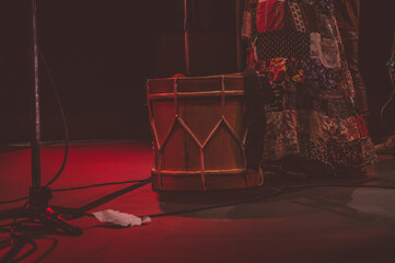 Instrumento de percussão no chão durante show de musica popular