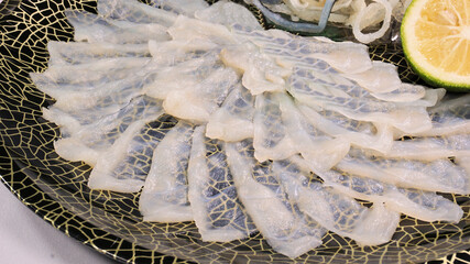 伝統和食のフグの薄造りてっさ © aduchinootonosama