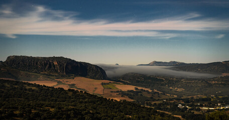 Paisaje nocturno pintado por la Luna llena 