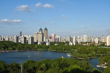 Obraz premium Lake view of city Park in downtown Shanghai, China