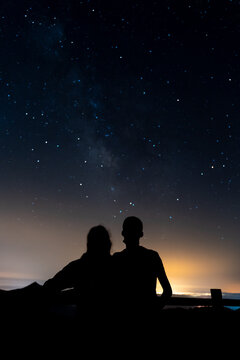 V&iacute;a l&aacute;ctea ,silueta pareja.
