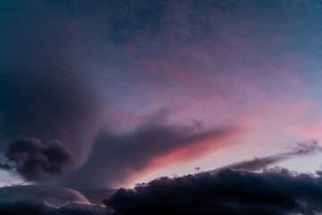 Fototapeta na wymiar Cielo con nubes rosas y algodonosas