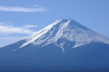 山梨県の新倉山浅間公園から富士山を山頂を一望した冬の景色