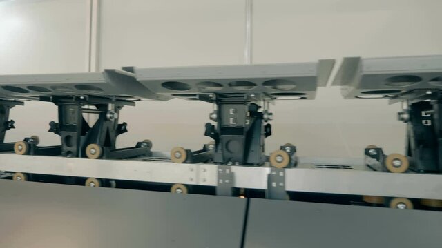 A closed-loop chain conveyor consists of trolleys connected in series to form a single closed chain, which can be automatically unloaded at a certain place. Shot in motion