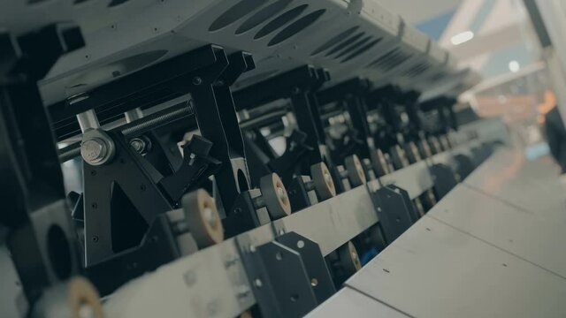 A closed-loop chain conveyor consists of trolleys connected in series to form a single closed chain, which can be automatically unloaded at a certain place. Shot in motion