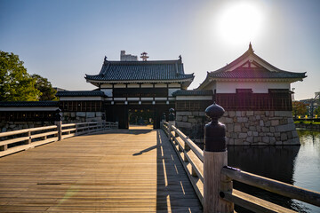 朝の広島城の門