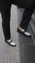 elegante calzado de hombre, estilo fashion fino en las calles