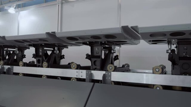 A closed-loop chain conveyor consists of trolleys connected in series to form a single closed chain, which can be automatically unloaded at a certain place. Shot in motion