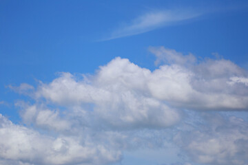 Fototapeta premium Blue sky with white clouds in the daytime background.