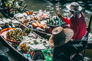 Obraz premium Damnoen Floating Market during covid in Ratchaburi province, Thailand