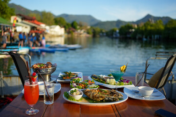 Obraz premium Thai food making on floating boat in floating market Thailand