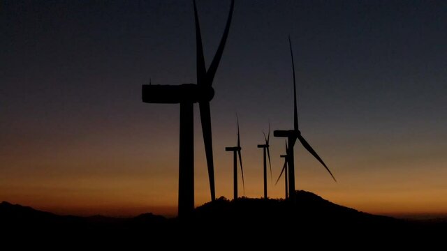 Wind power generator on the mountain against the background of the sunset. 풍력 발전기, 풍력 터빈, 노을.	
