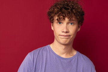 Obraz premium Redhead guy with curly hair posing gesture with hands