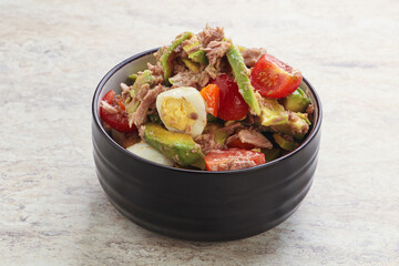 Salad with tuna and avocado