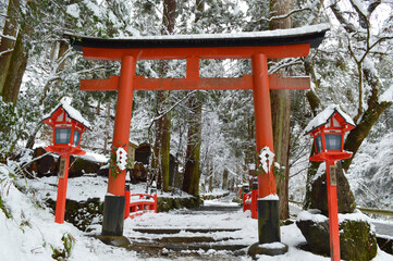 冬の京都市貴船神社の奥宮参道への鳥居
