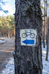 znak niebieskiej ścieżki rowerowej w zimowym lesie zbliżenie © Arkadiusz