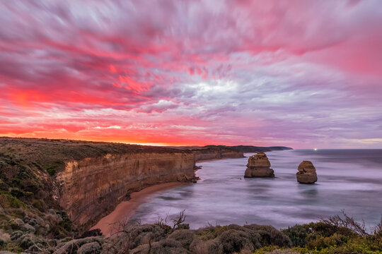 Australia, Victoria, Long exposure of Twelve Apostles and Gibson Steps in Port Campbell National Park at purple dawn